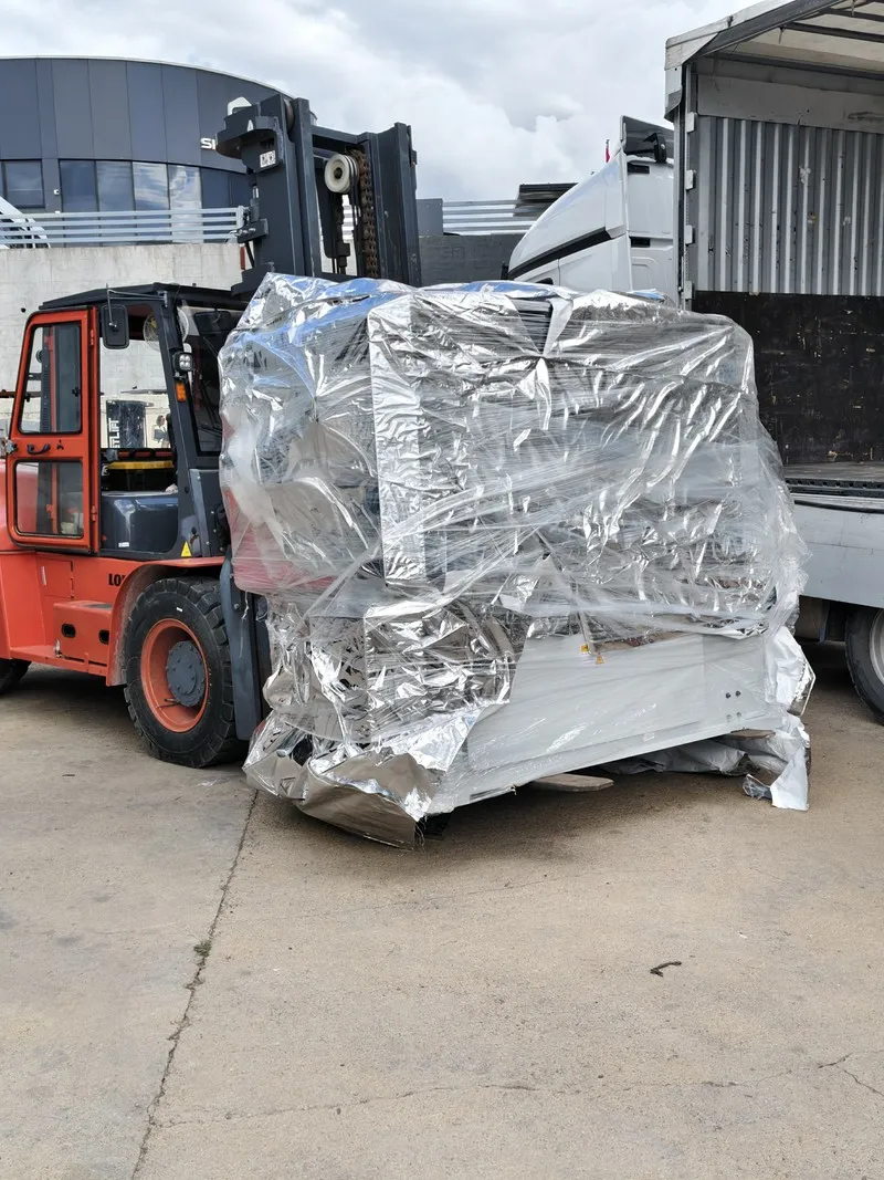 Forklift unloading the BL-3D-51400 at the Turkish customer factory